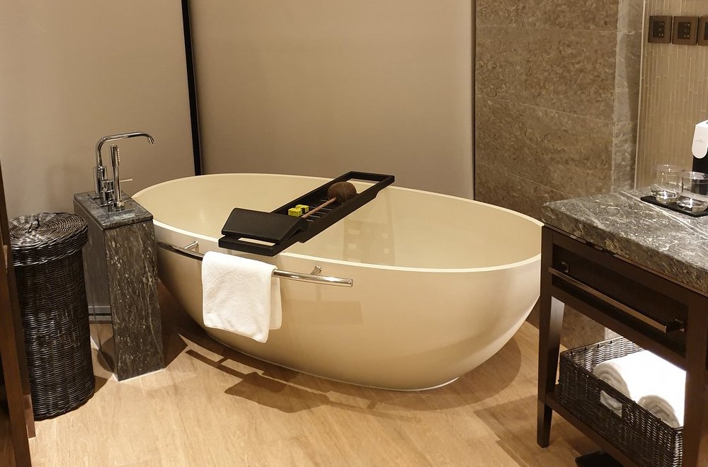 hotel use freestanding bathtub