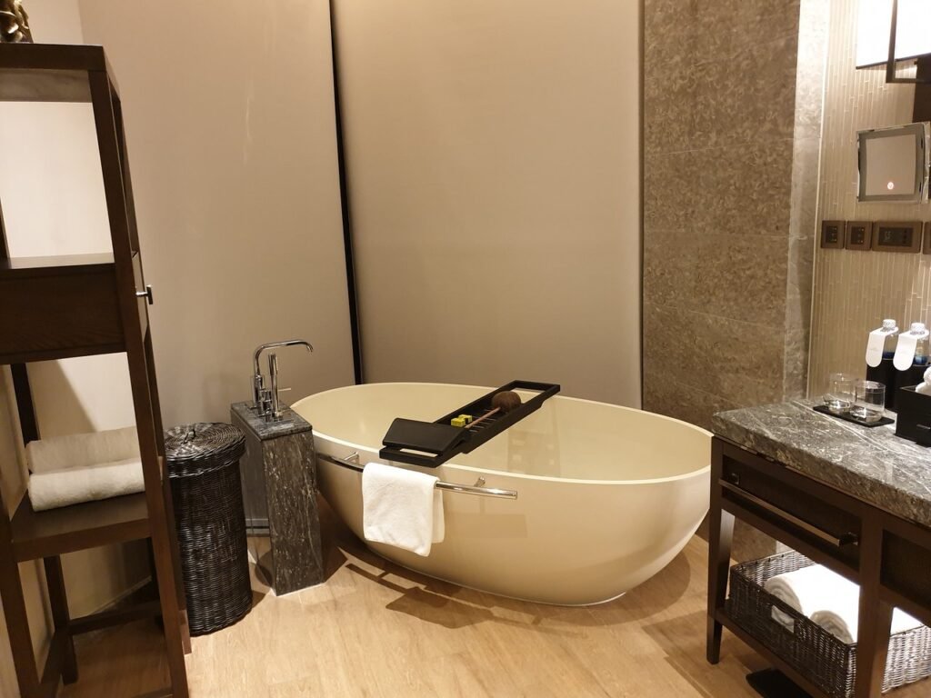 freestanding white baththub with tub tray